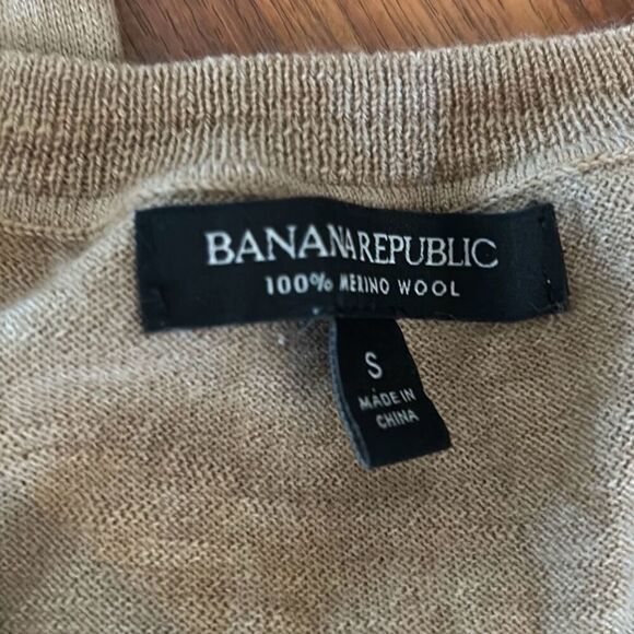 Banana republic  Marino wool  tan two-piece turtleneck and V-neck sweater set - Picture 2 of 4